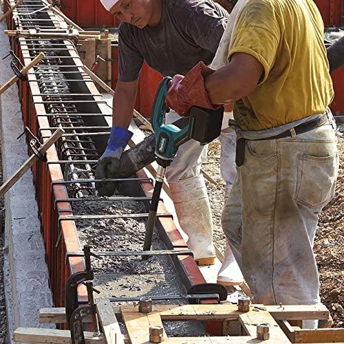 trabajadores vibrando hormigon